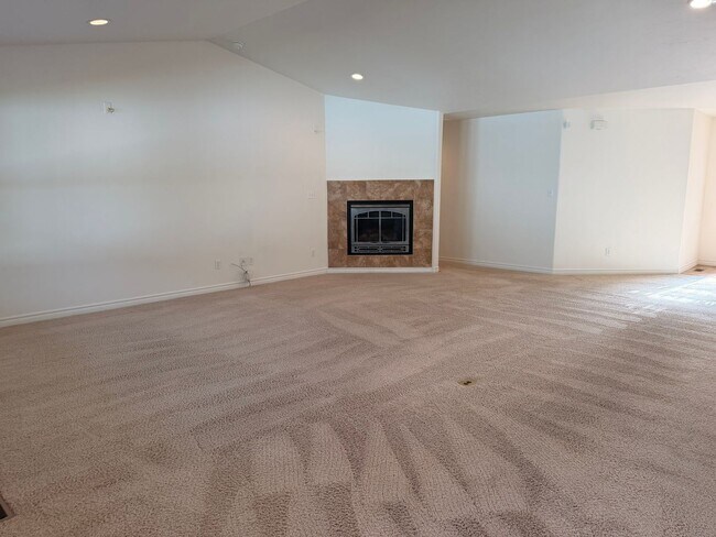 Building Photo - GORGEOUS 3Bed 2Bath 3Car Garage in NorthEast GJ!!!!!