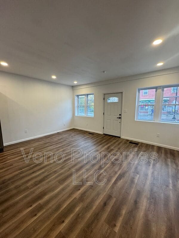 Building Photo - 351 4th St