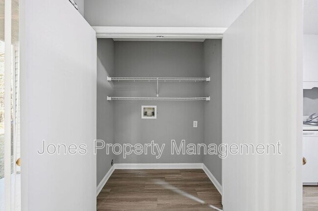 Building Photo - 905 Chimneys Ln