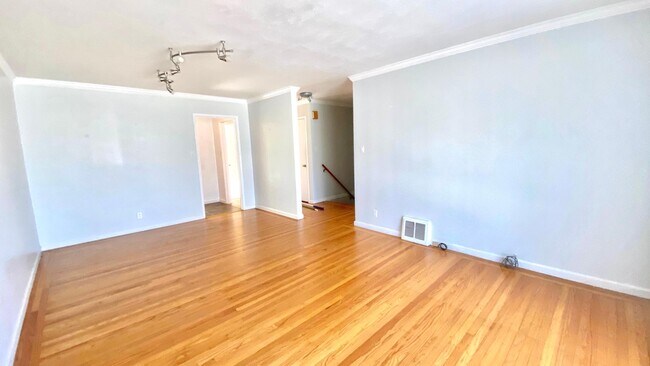 Building Photo - 724 Grand View Ave