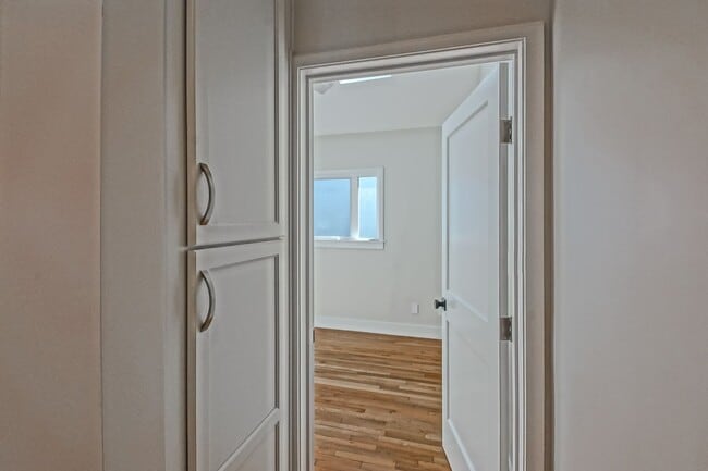 Building Photo - Completely Remodeled, Bright & Airy 3BR2BA...