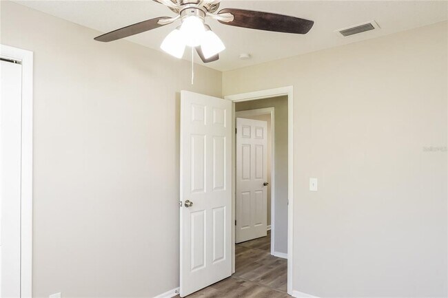 Building Photo - 913 Redwood Ct