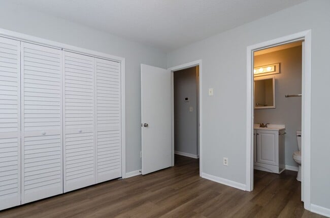 Building Photo - 818 Varsity Dr