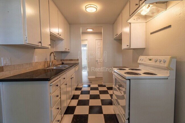 Building Photo - 445 Almond Dr