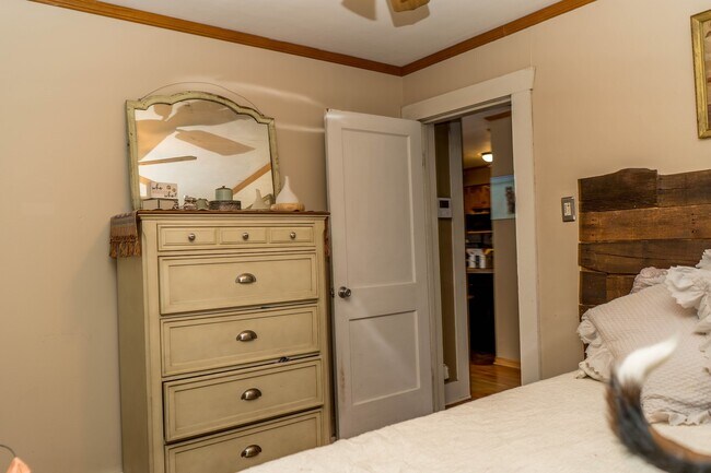 Building Photo - Centrally located bungalow!