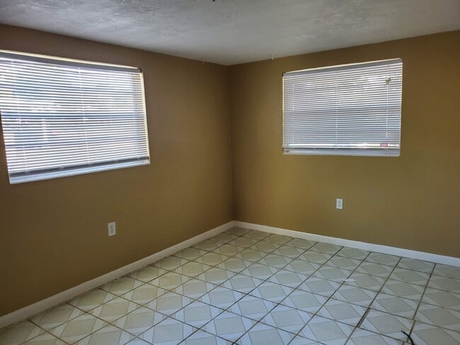 Building Photo - Nice 2/1 Home in Beverly Hills With Great ...