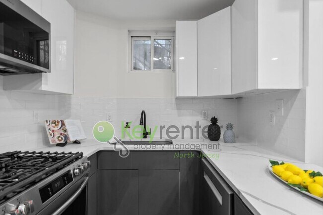 Building Photo - Rare Renovated 3BR/2BA Townhouse with Private Yard & NYC Views