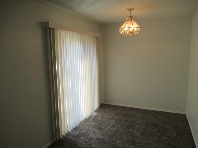 Building Photo - Large Three Bedroom Duplex in Keizer!