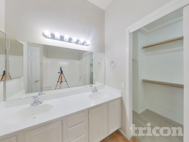 Building Photo - 6642 E Northridge St