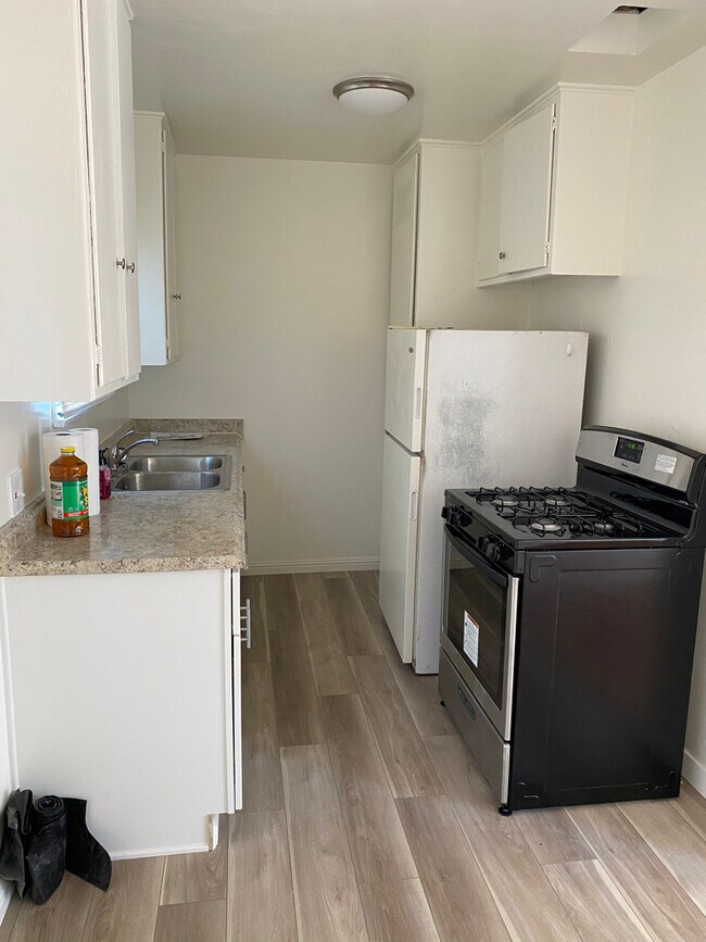 Kitchen - 545 N Hoover St