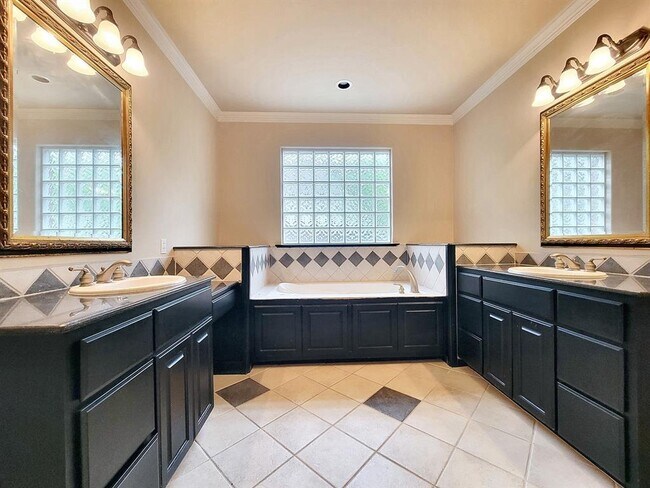 Building Photo - 10526 Grand Oak Cir