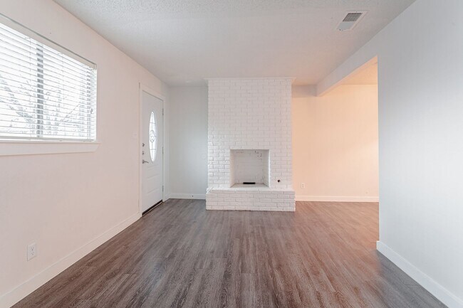 Building Photo - 1602 Parker Ln