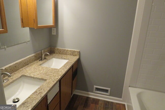 Building Photo - 1105 Hampton Rd