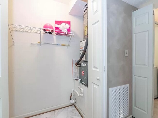 Building Photo - Townhome With Garage!