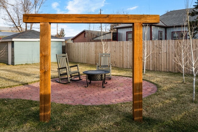 Building Photo - 501 E Geyser St