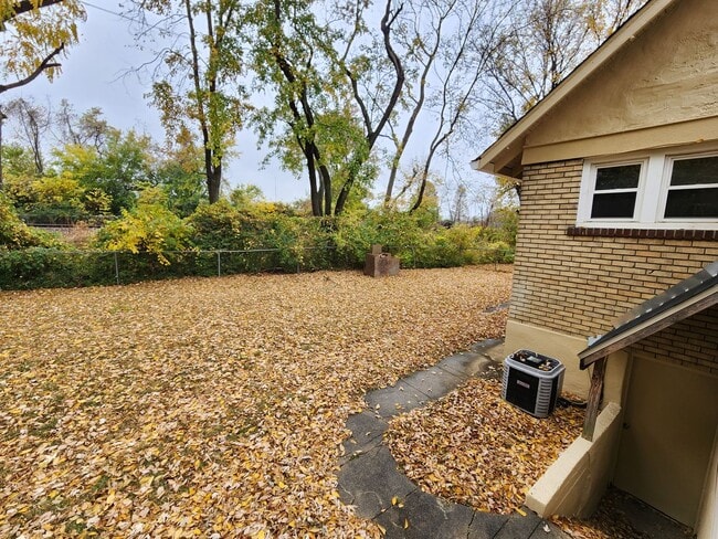 Building Photo - 3 Bedrooms, 1.5 Bath Brick Bungalow with Basement & Large Yard.  Close to UofL.