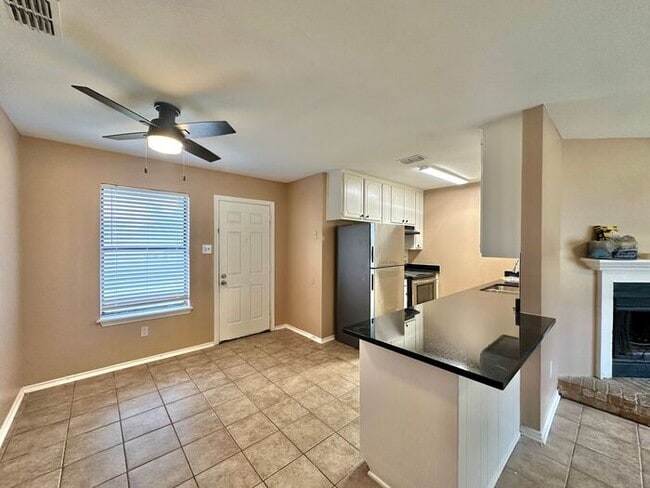 Building Photo - Available Now! Newly Updated 3/2 in Flint!