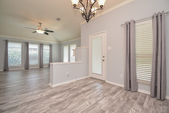 Building Photo - 4006 Dell Ln