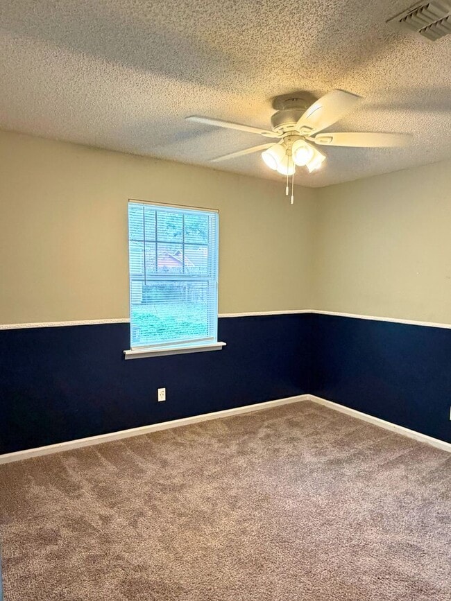 Building Photo - Spacious 3BR/2BA Home with Bonus Spaces & Large Fenced Yard