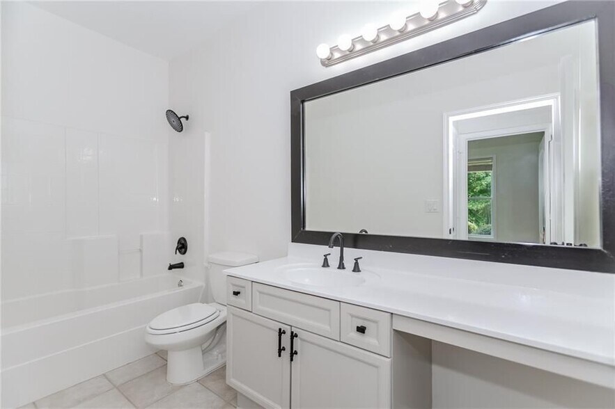 Building Photo - 2023 Jameson Cir NE