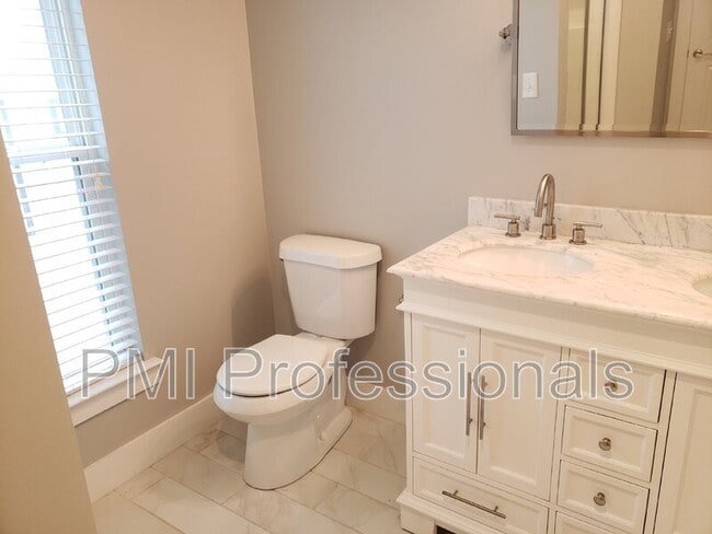 Building Photo - 512B Eastboro Dr