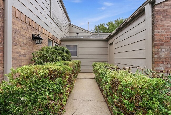 Building Photo - 8001 Rebawood Dr