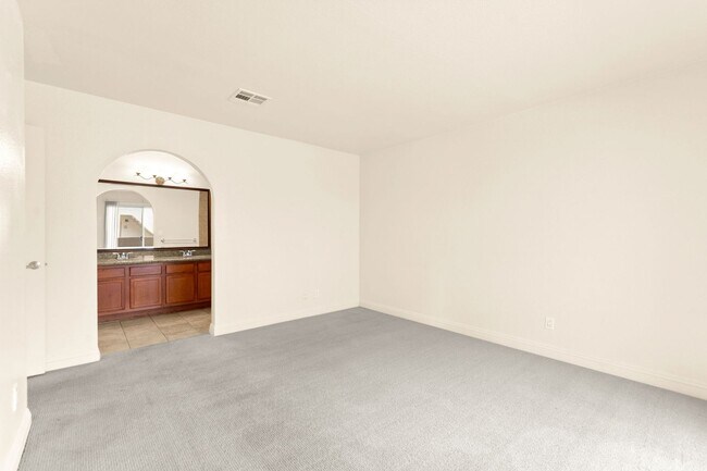 Building Photo - Spacious Ground-Level 2-Bedroom Condo Near...