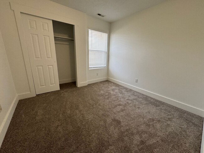 Building Photo - Amazing Riverton Townhome in Aspen Springs!