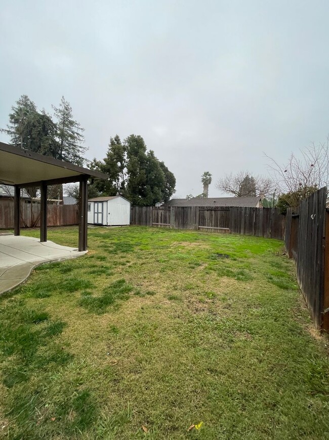 Building Photo - Great 4 Bedroom 2.5 Bath in South Natomas