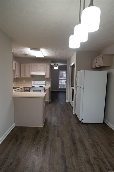 Building Photo - 325 James Dr