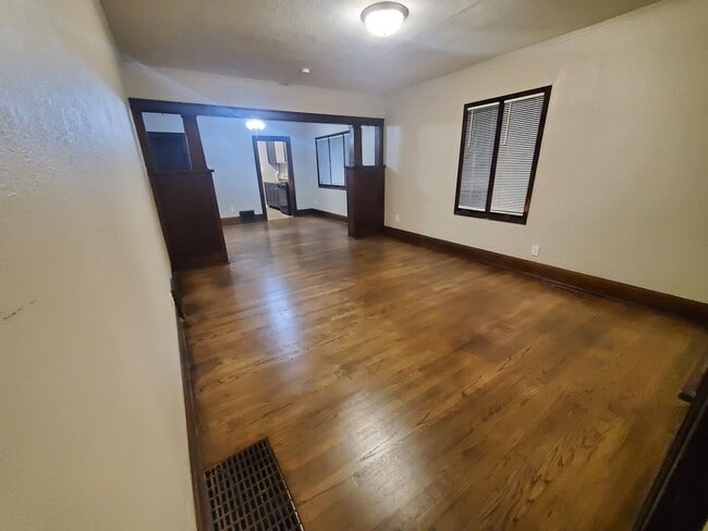 Building Photo - 2 Bedroom, 1 Bathroom home with large garage