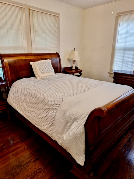 Main Bedroom - 211 W Mallory St