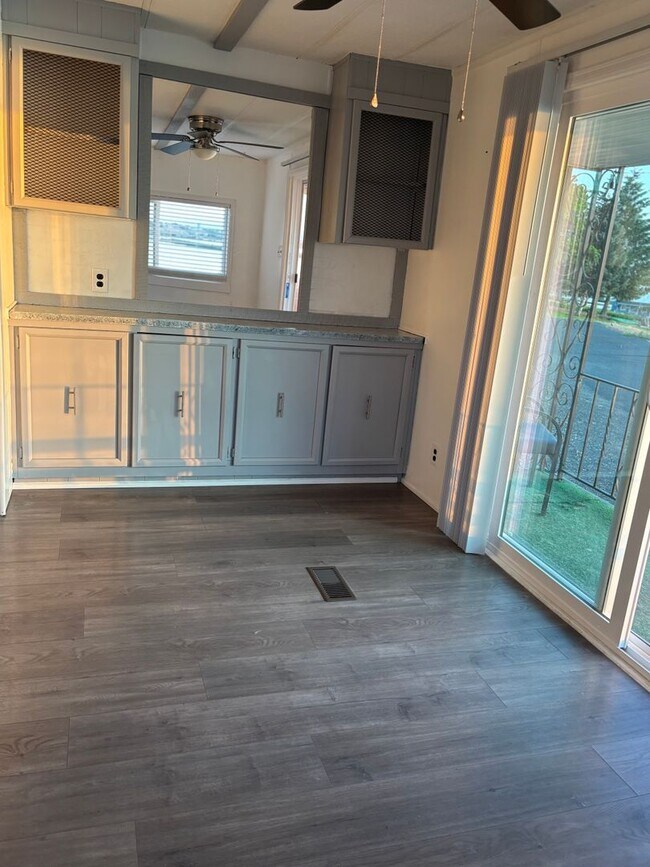 Building Photo - Lakefront Tiny Home