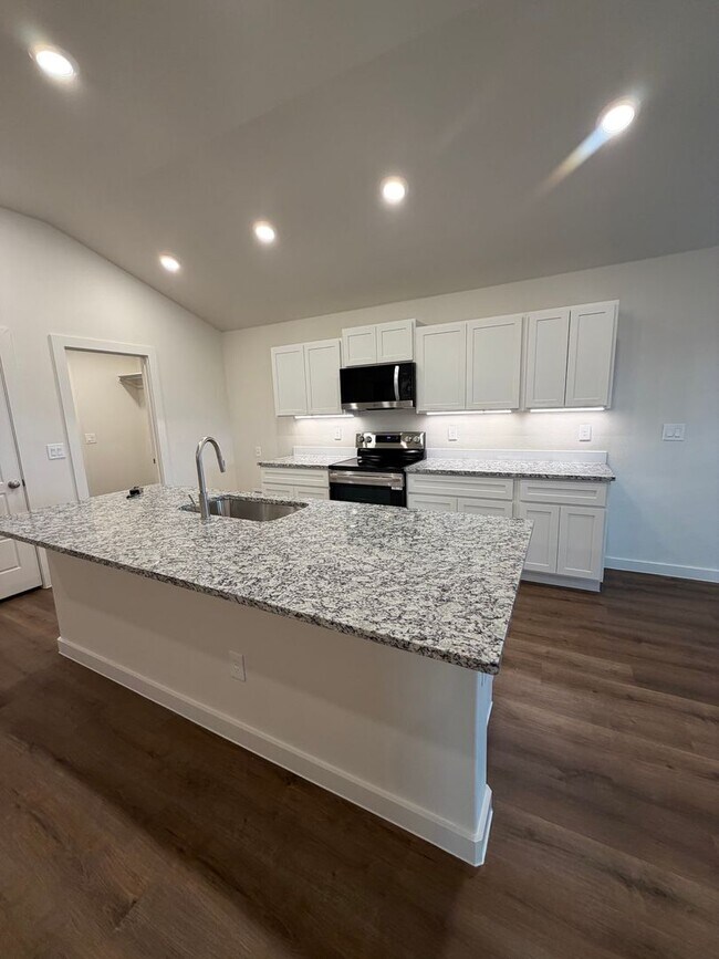 Building Photo - Harvest Neighborhood Beauty