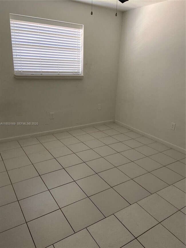 Building Photo - 1350 NE 119th St