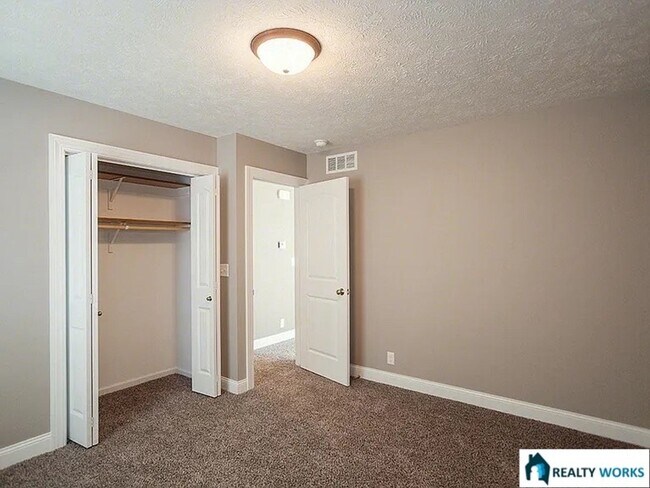 Building Photo - Spacious 4 Bed, 3 Bath Townhome with finished Basement