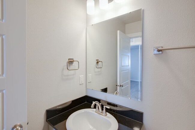 Building Photo - This  3 bedroom, 2.5 bathroom modern townhouse is ready for you!