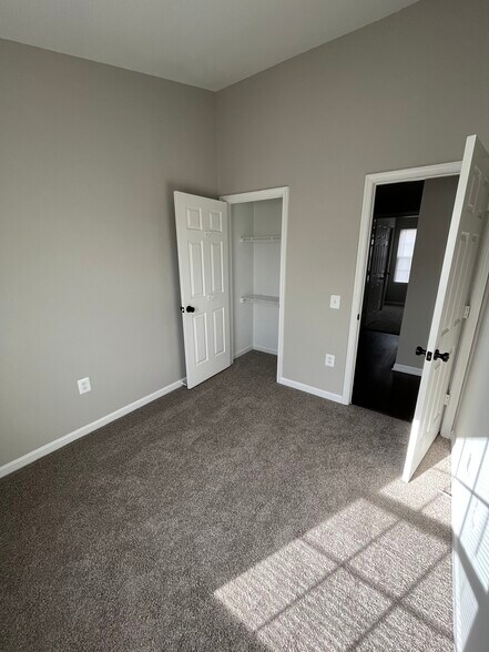 Building Photo - 6527 Old Carriage Ln