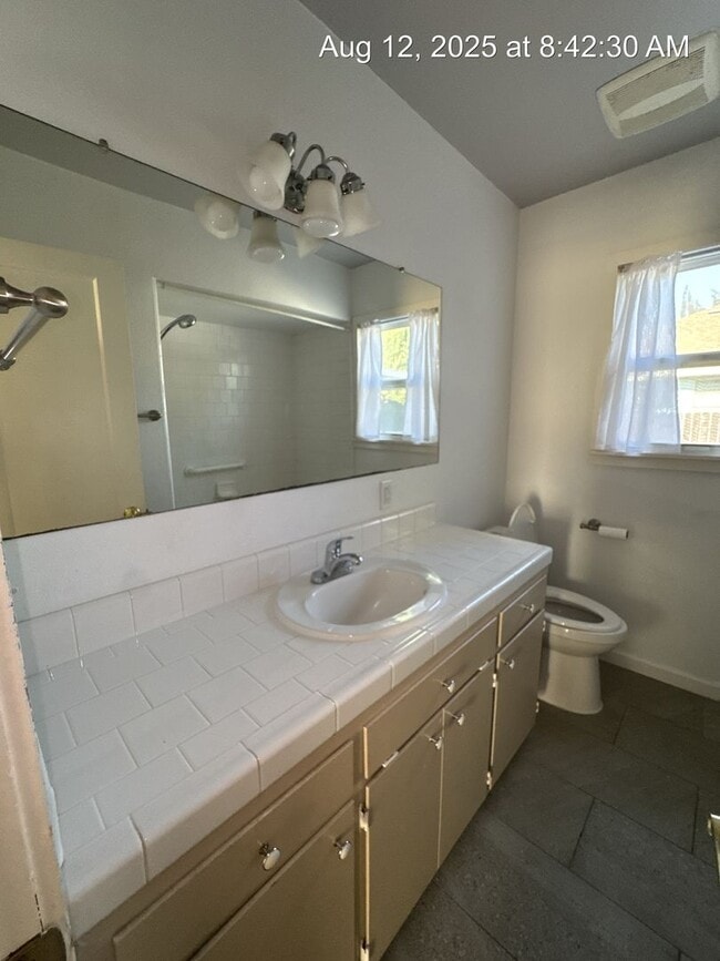 Building Photo - 2 Bedroom Home! Available Now!