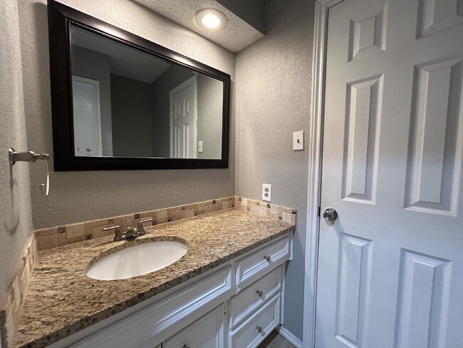 Building Photo - Duplex Located Minutes From Shopping, Entertainment & Restaurants!