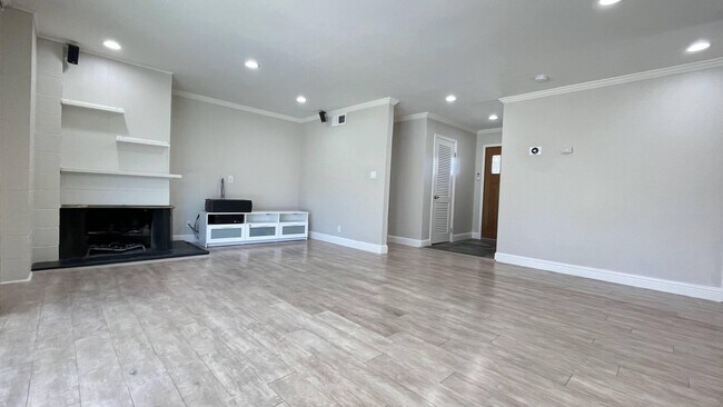 Building Photo - 4BD/3BA - Modern Home in Convenient Location: Updated Features, Near Parks & Shops, Pet-Friendly ...