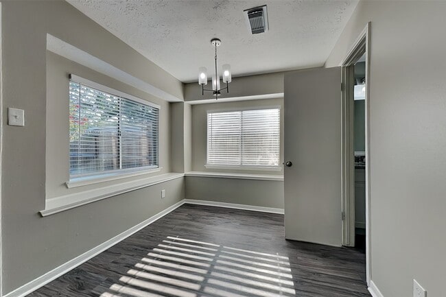 Building Photo - 2211 Pincher Creek Dr