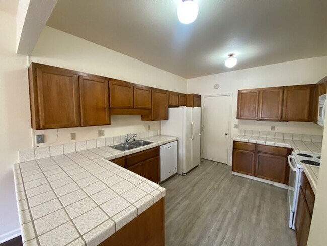 Building Photo - 63 Glen Lake Dr
