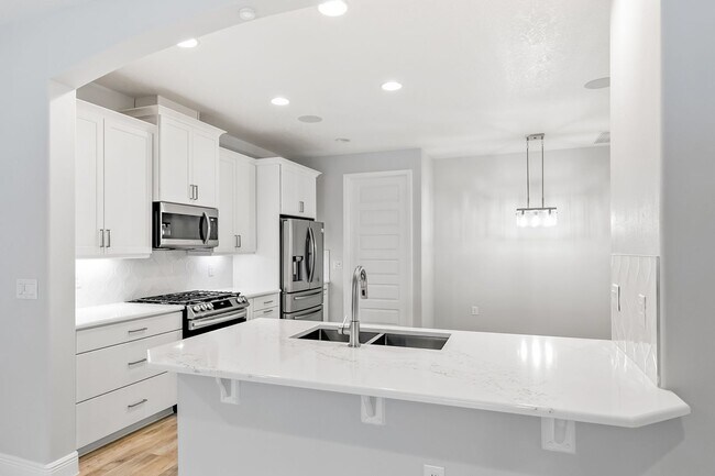 Building Photo - 8134 Loren Cove Dr