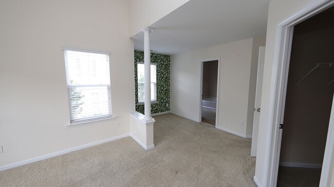 Building Photo - End Unit Townhome in Highland Creek Community!