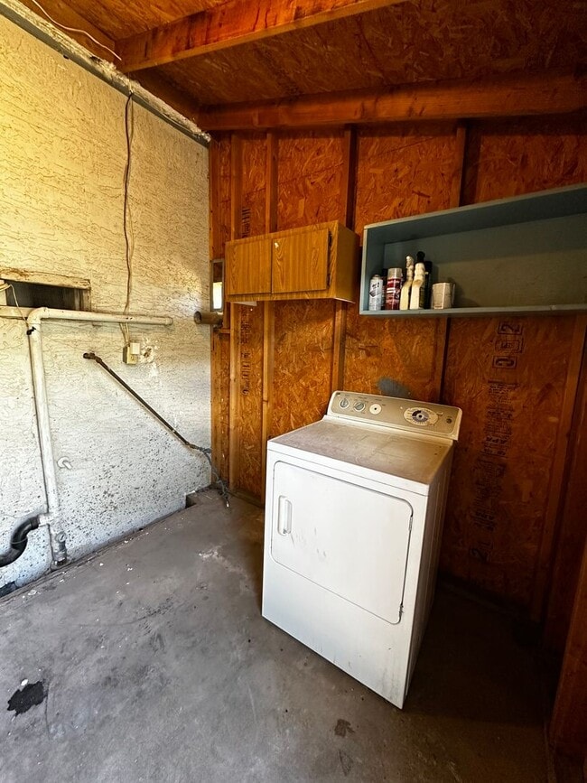 Building Photo - Historic District 2 bed 1 bath & Large Storage Unit near Friendship Garden of PHX