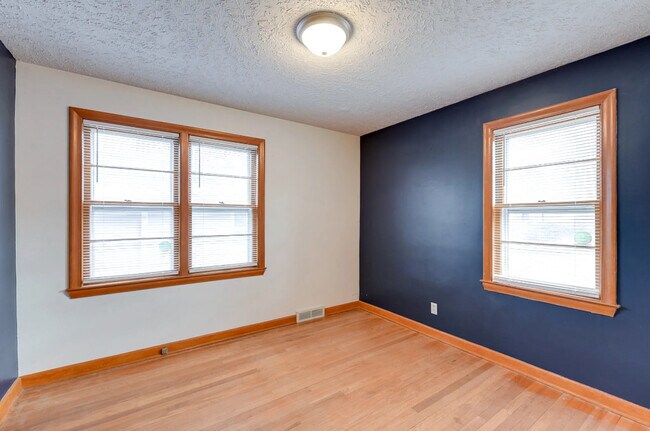 Building Photo - Maple Street