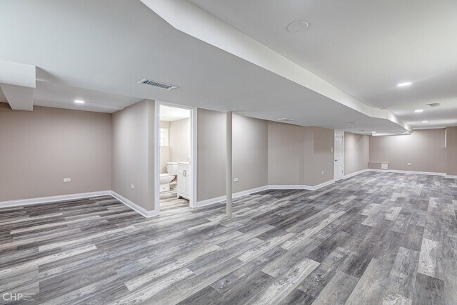 Building Photo - 5812 W 63rd Pl