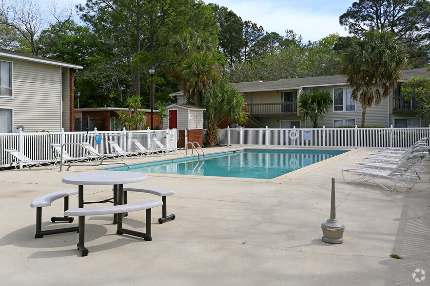 Building Photo - Castlewood Apartments