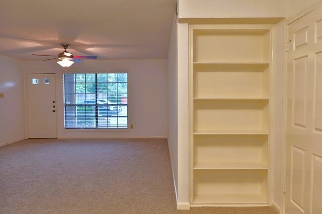 Building Photo - 1311 Antoine Dr